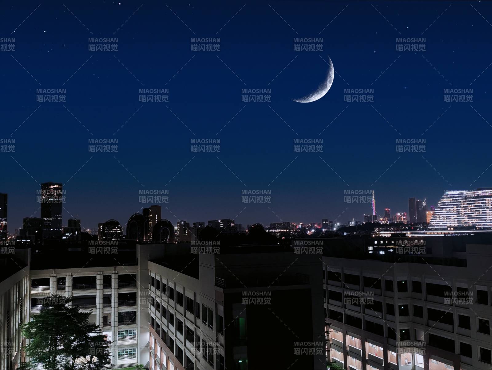城市夜空中的新月