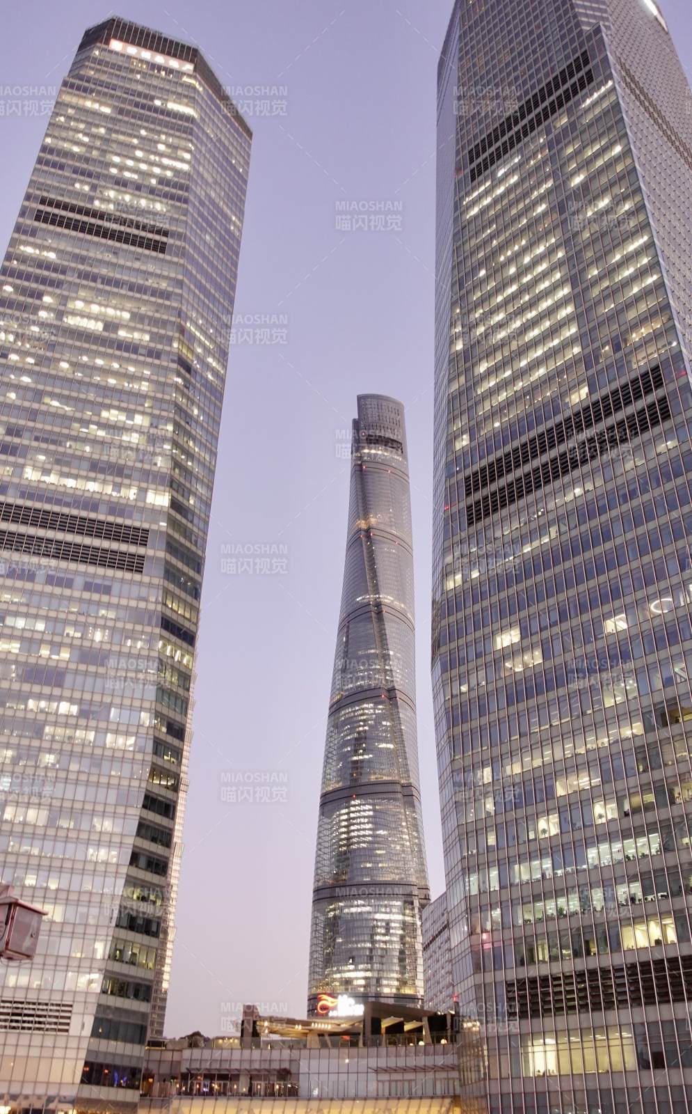 上海三座高樓夜景