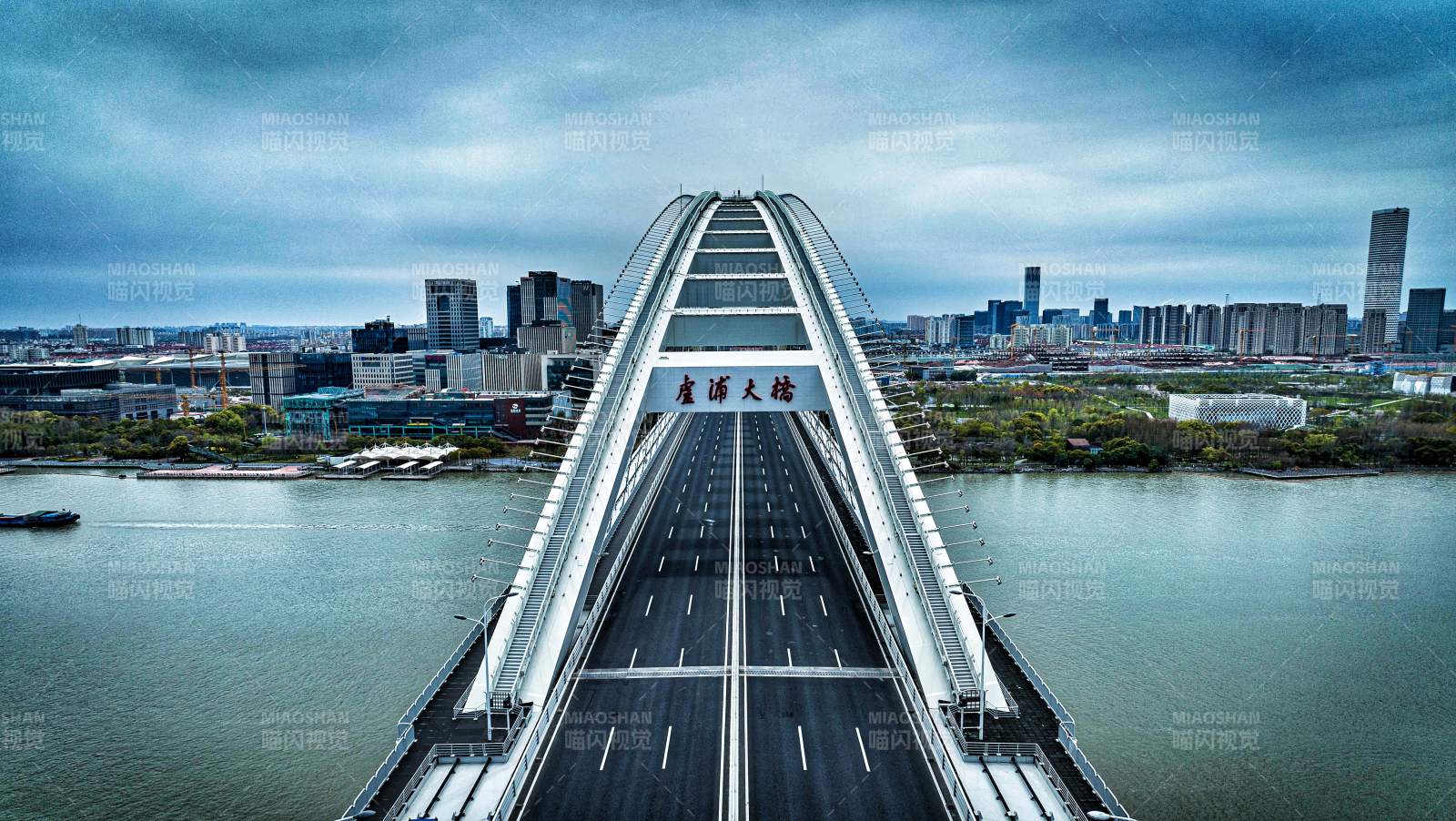 現(xiàn)代城市大橋