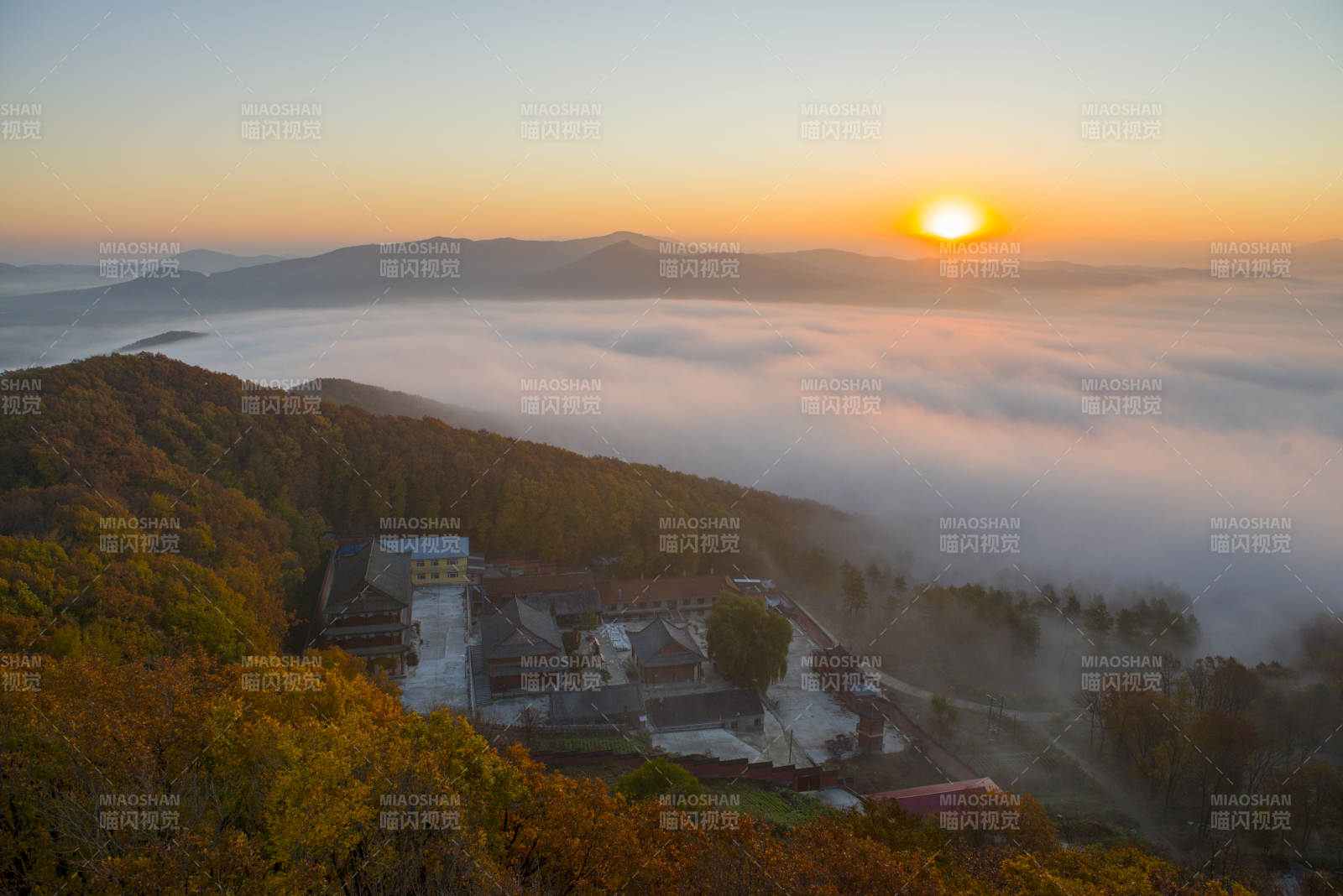 山間日出云海