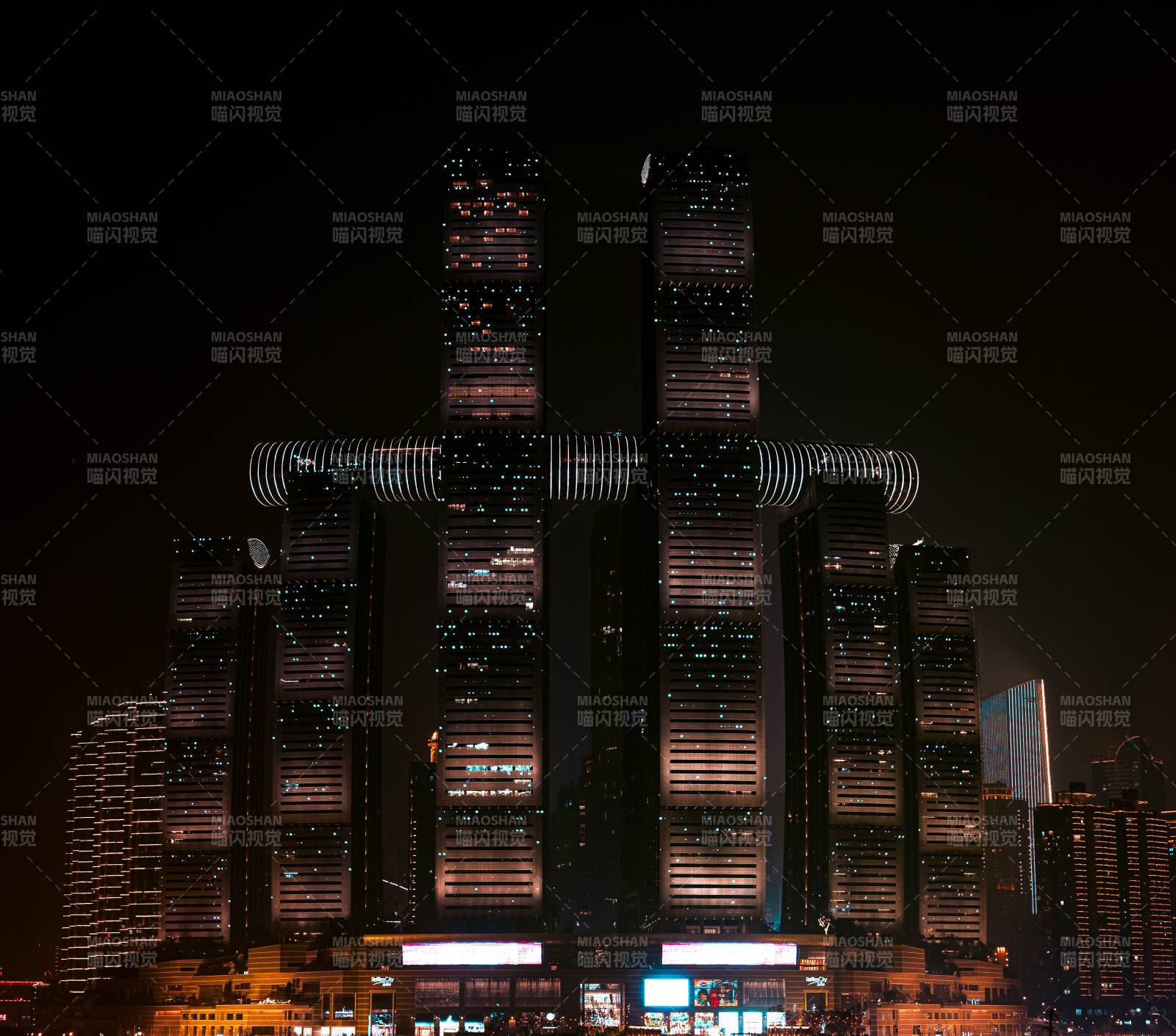 夜幕下的未來建筑群