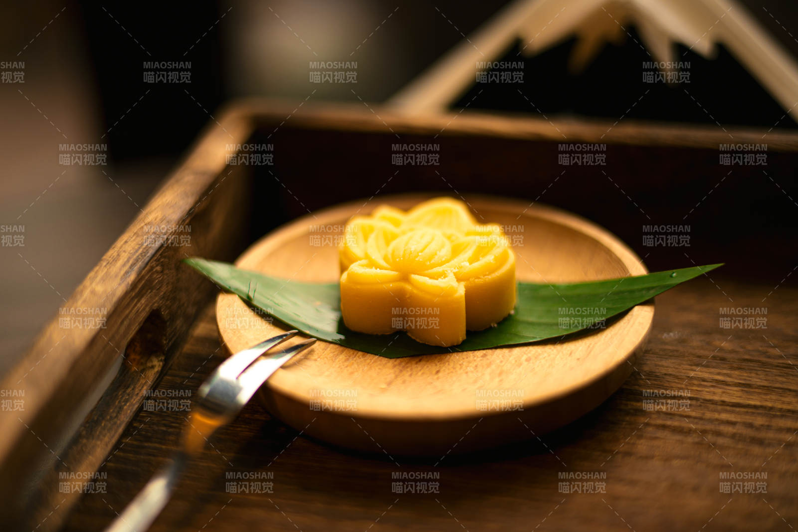 金黃色花朵甜點