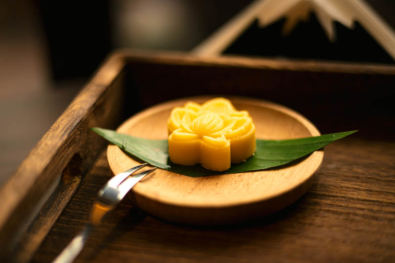 金黃色花朵甜點