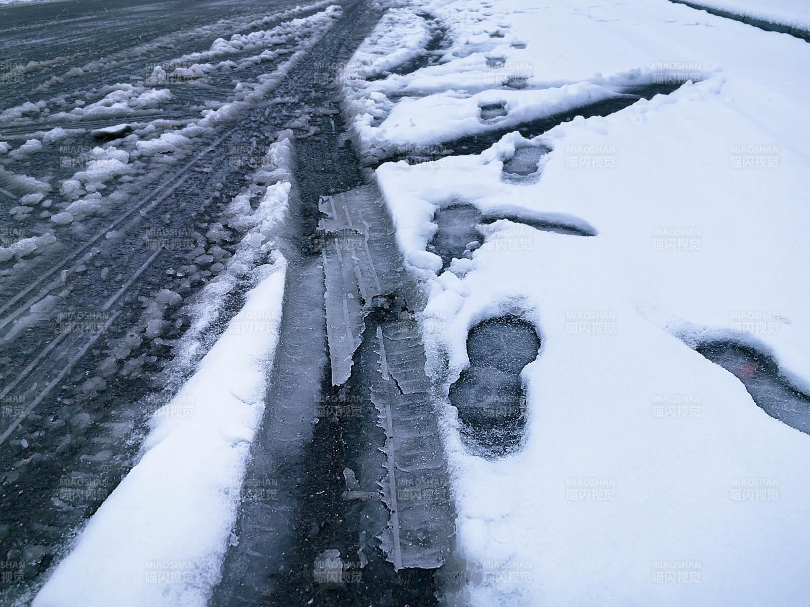冰雪覆蓋的路面