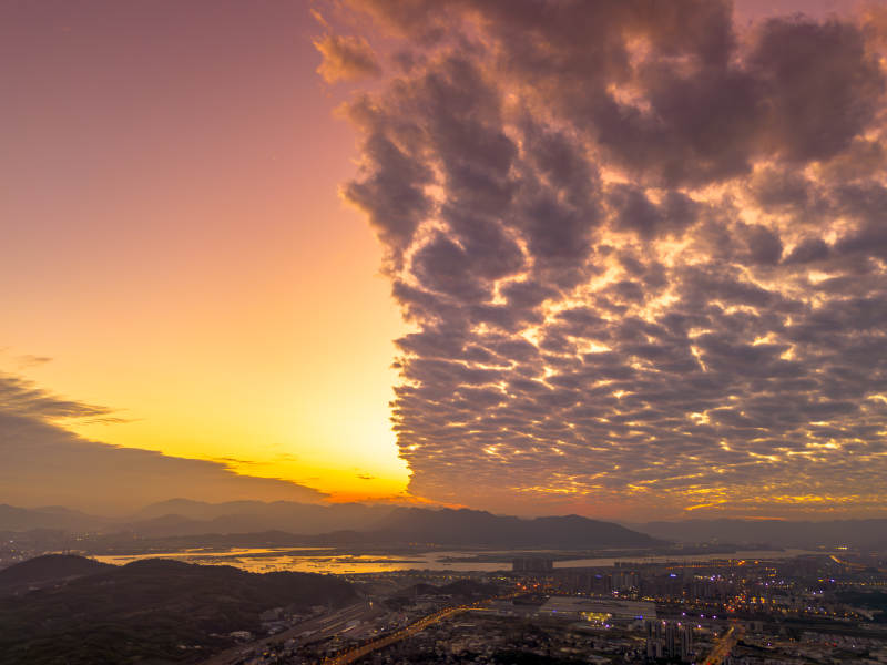 夕陽下的城市與云海