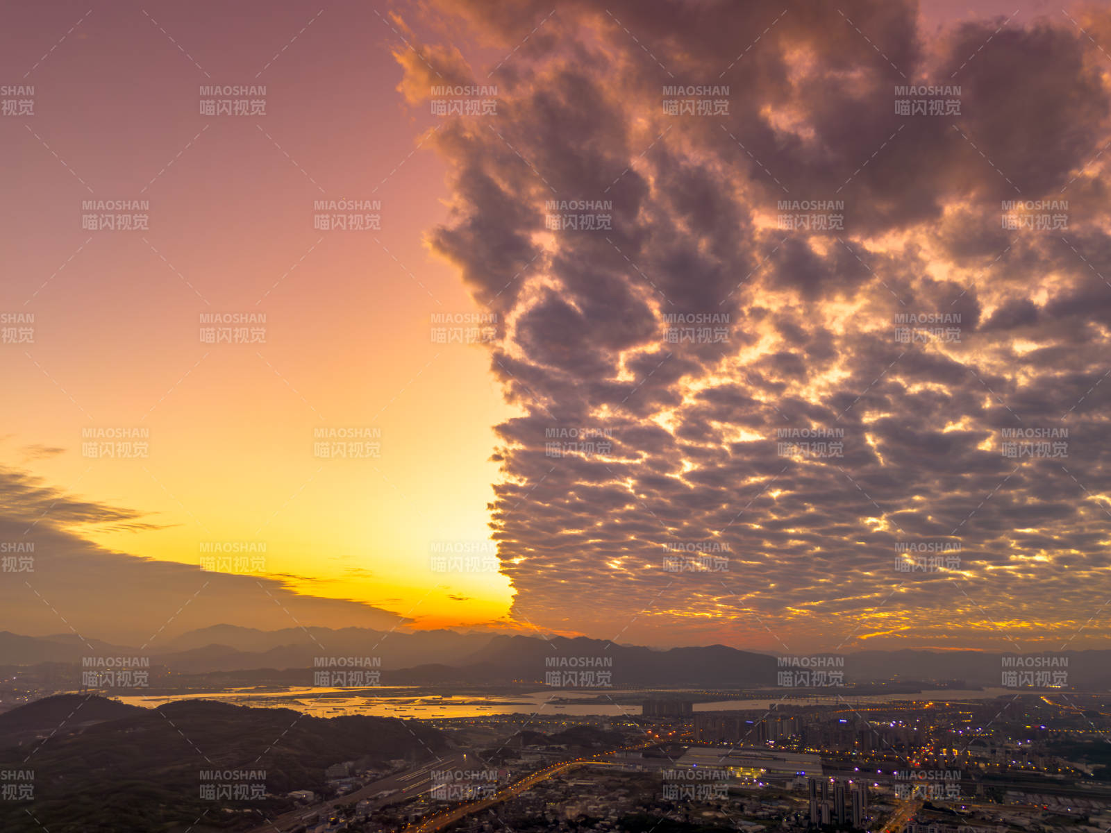 夕陽下的城市與云海