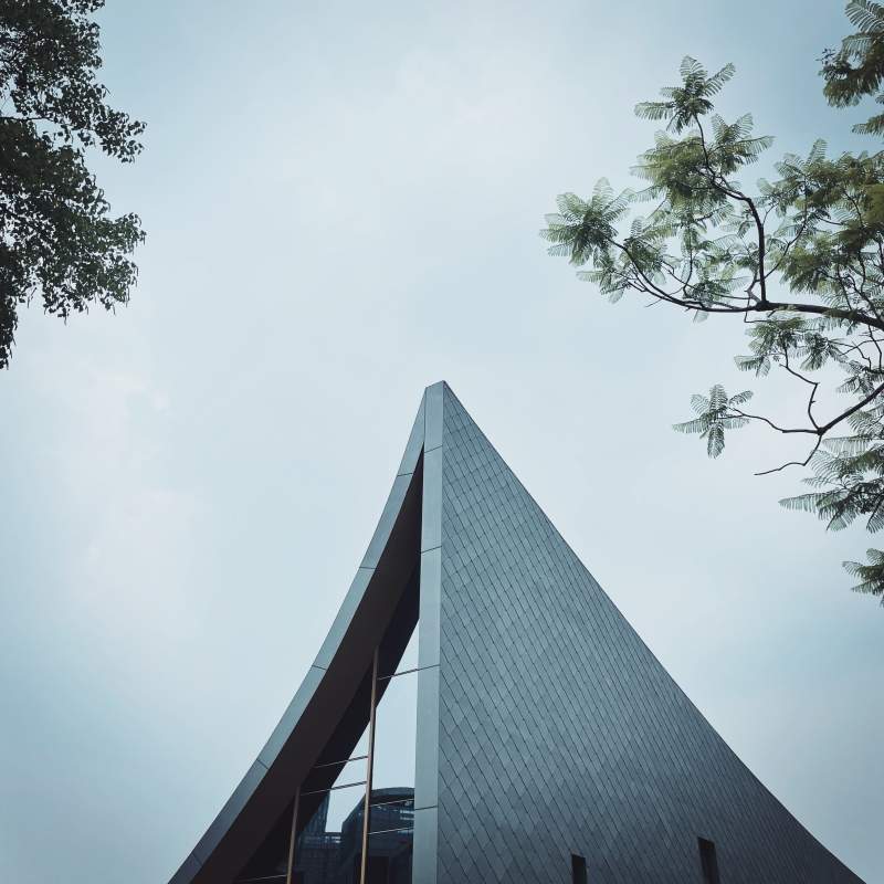 尖塔建筑与天空