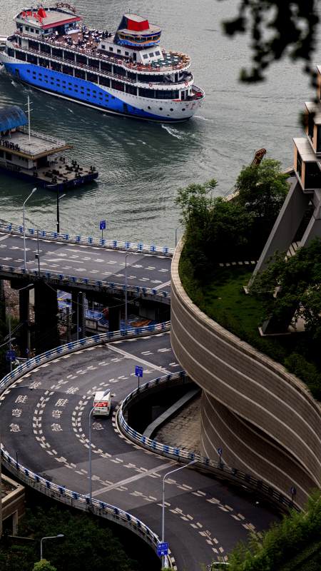 江邊公路與游輪