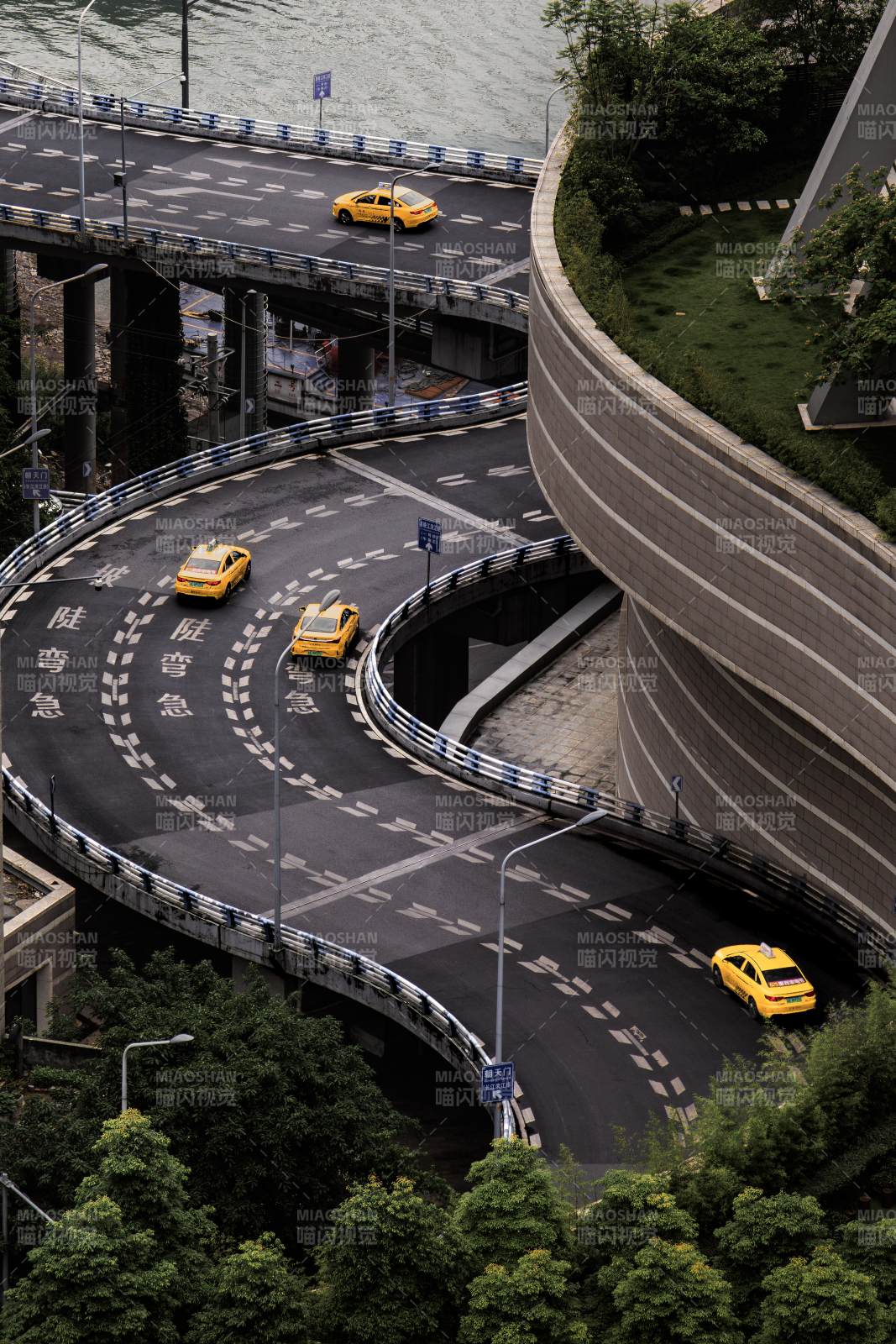 城市立交橋上的黃色出租車