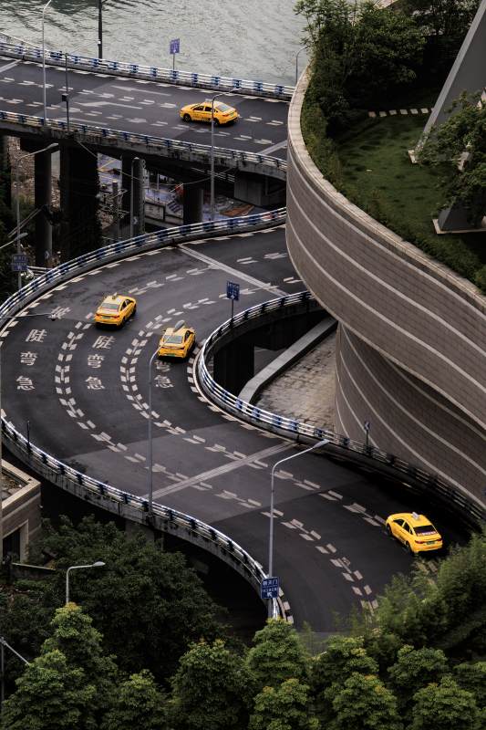 城市立交橋上的黃色出租車