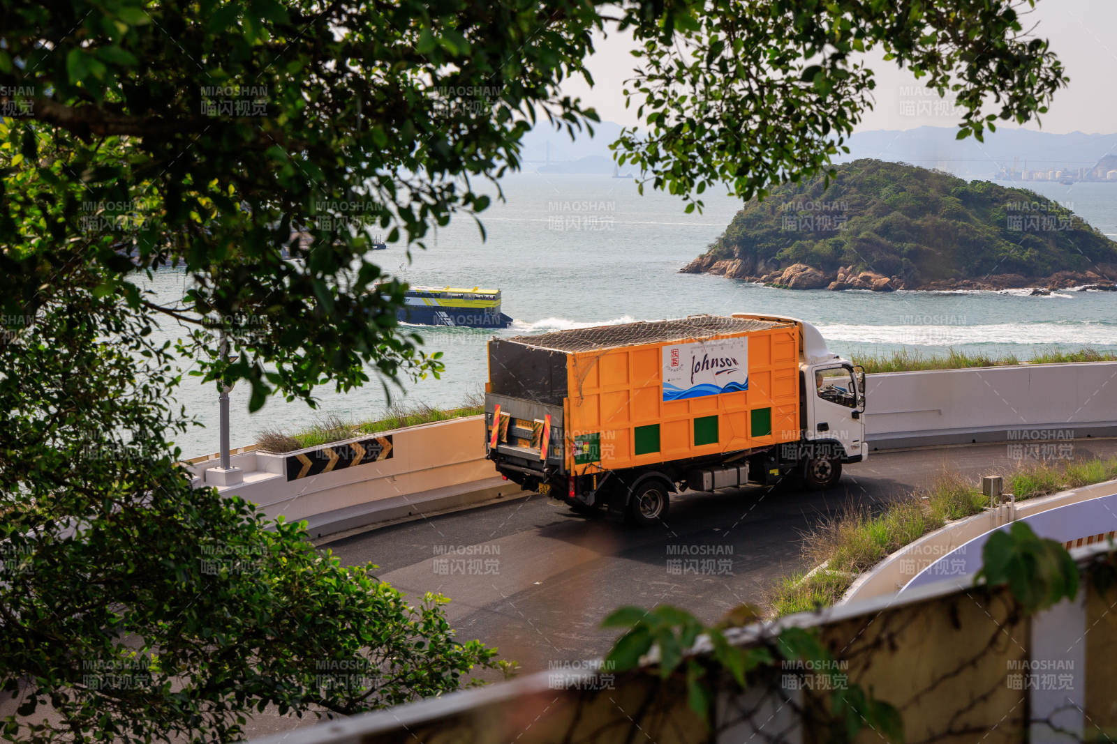 海邊公路上的卡車
