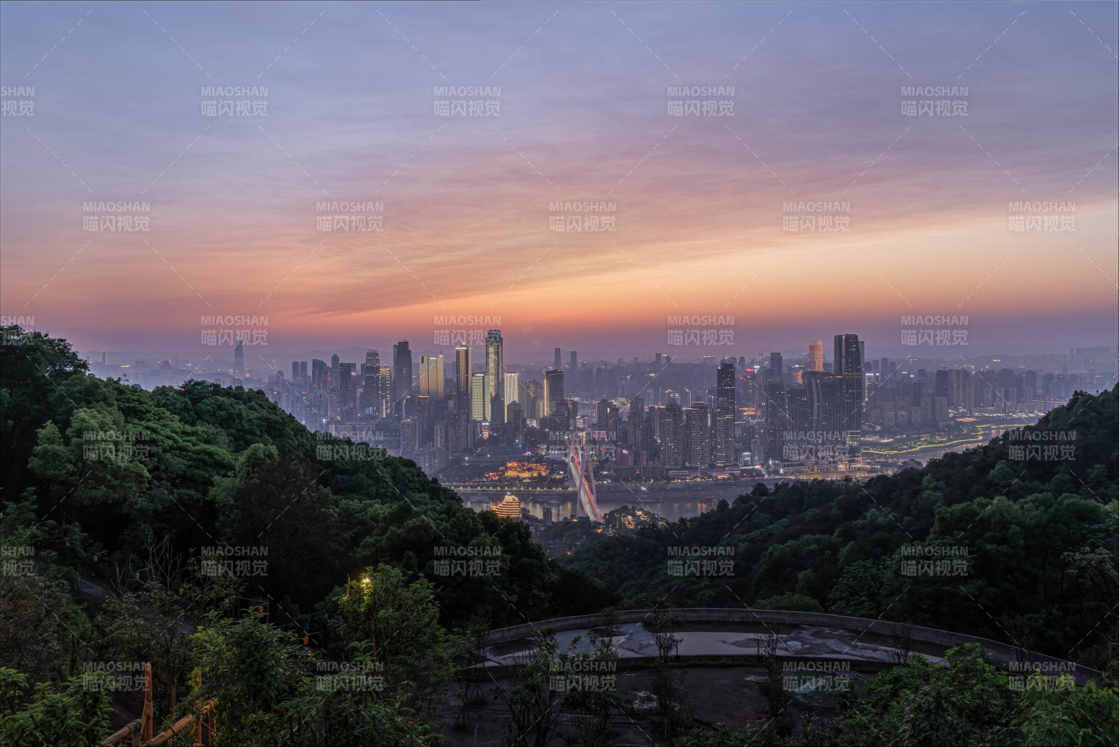 城市黃昏山景