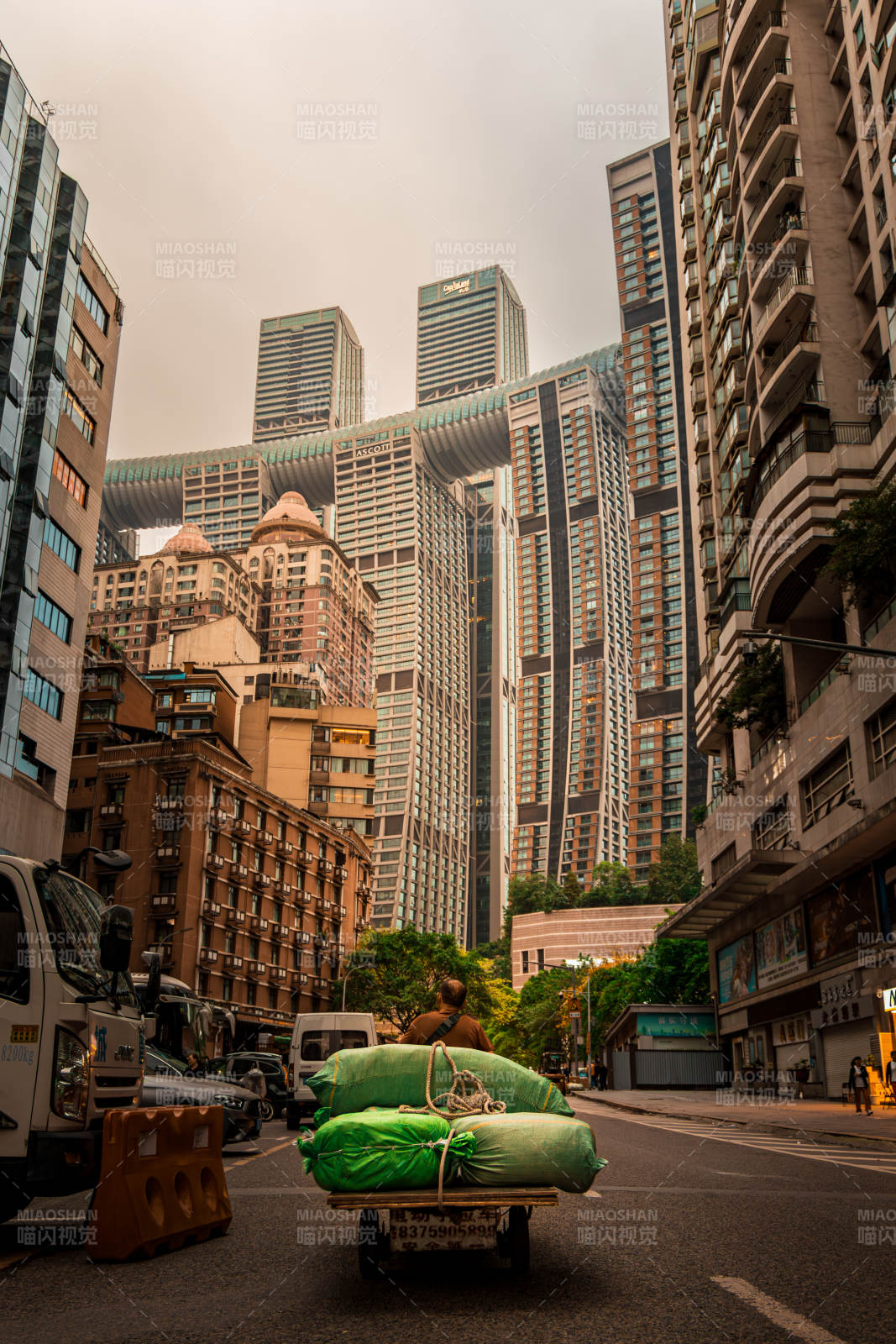 重慶來福士城市街頭的貨運景象