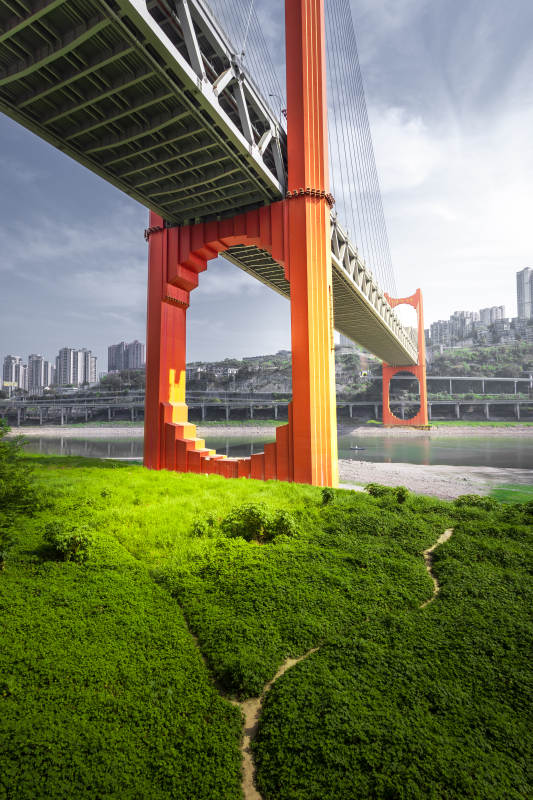 江邊的紅色大橋