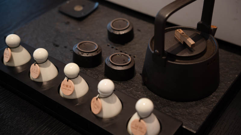 茶具與棋子的靜謐時光