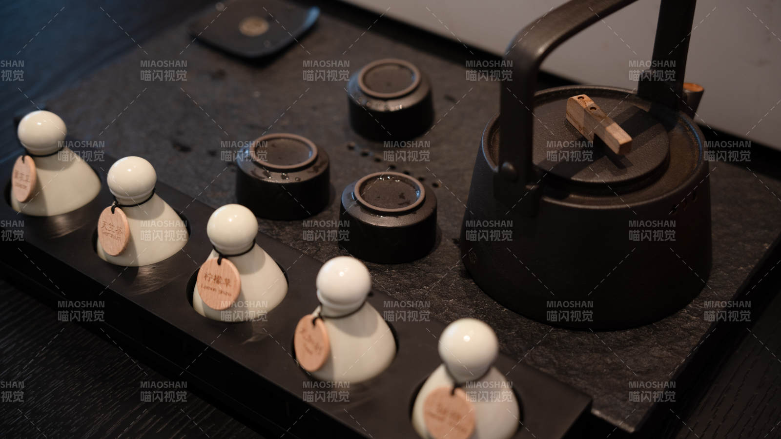 茶具與棋子的靜謐時光