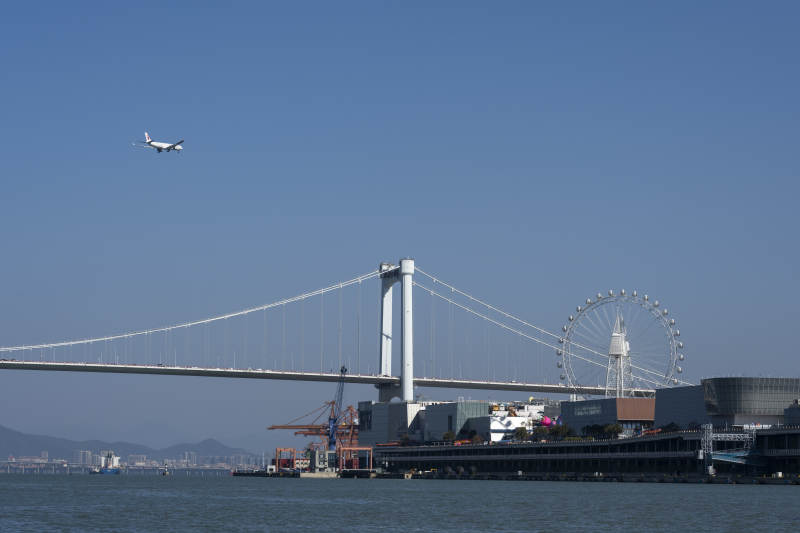 飛機飛越海滄大橋與摩天輪