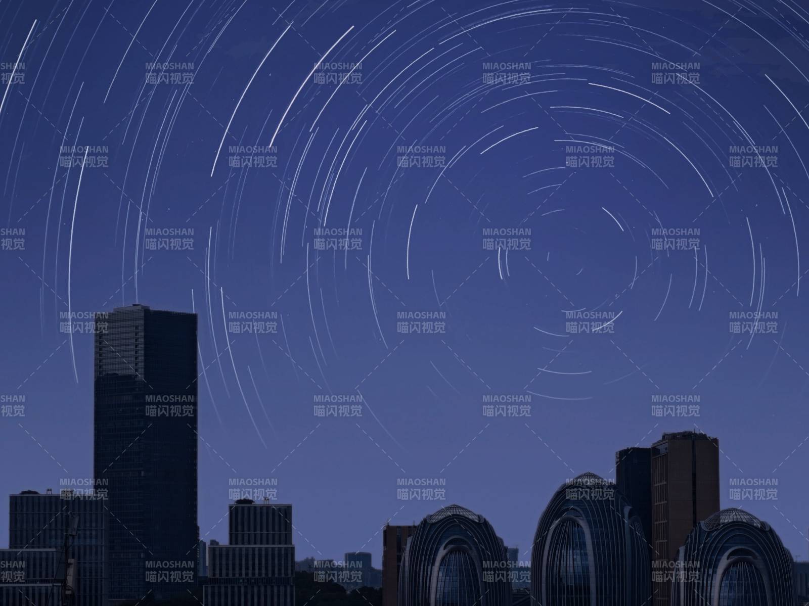 城市夜空中的星軌