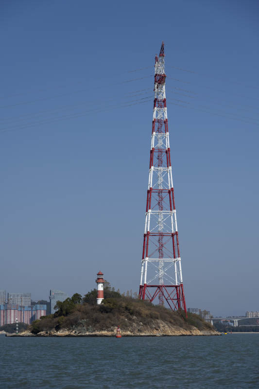 島上的紅白通信塔