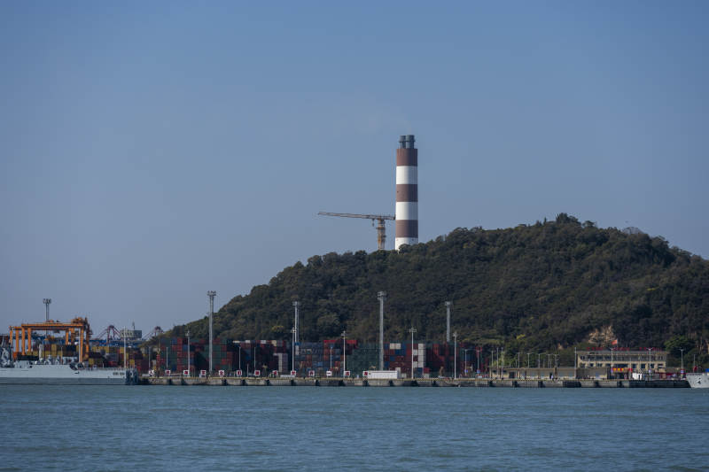 海邊的工業景觀和大煙囪