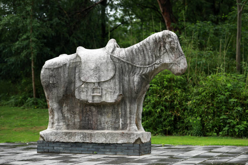 明代文物石雕馬像