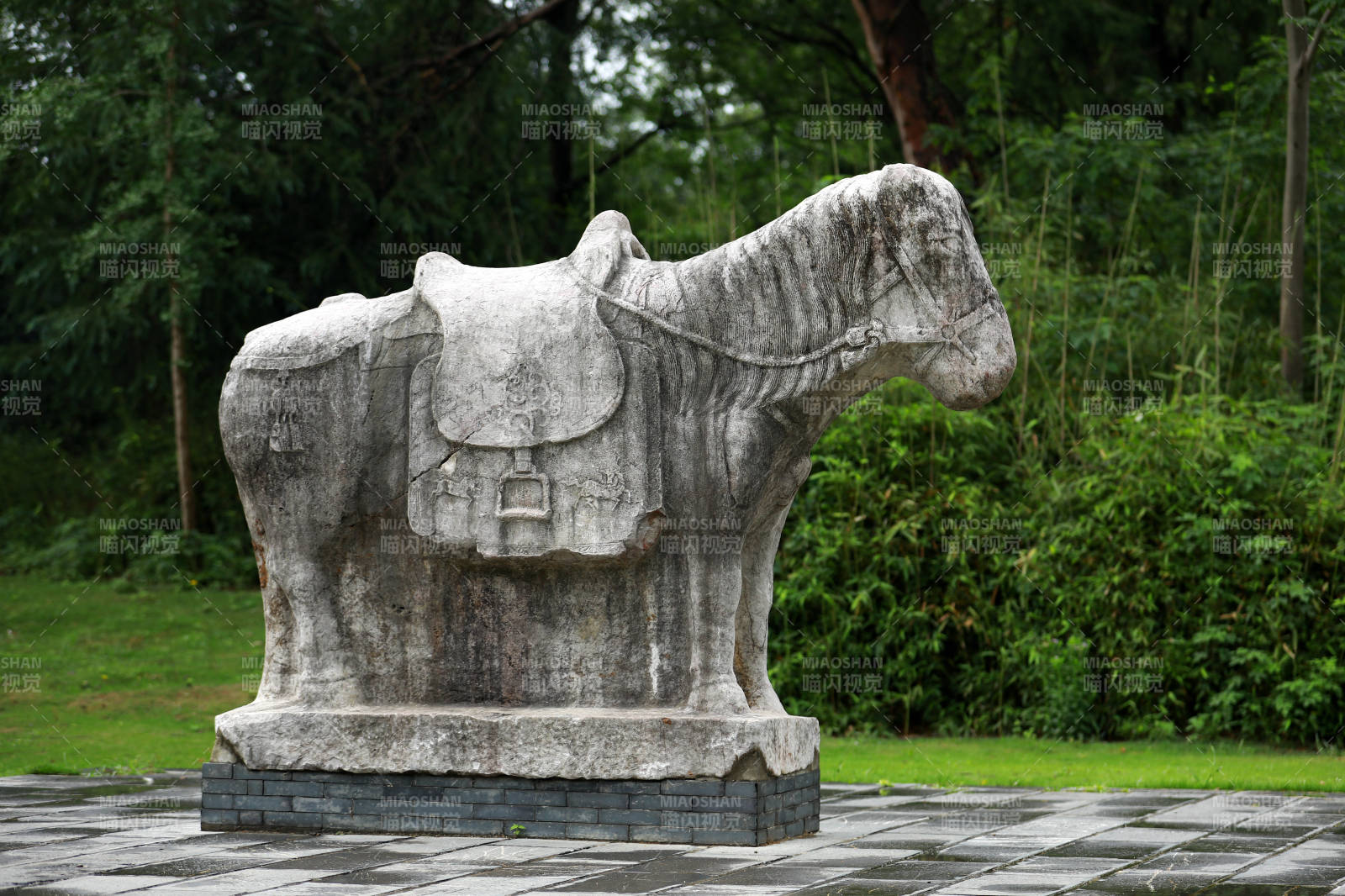 明代文物石雕馬像