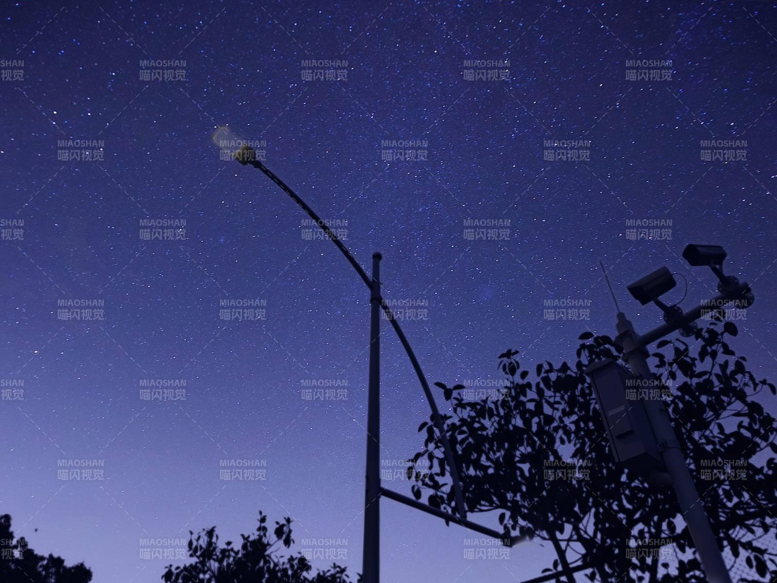 夜空下的街燈與監(jiān)控