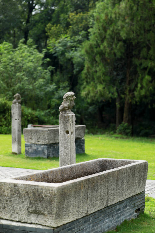 南京下馬坊遺址公園的明代拴馬樁和馬槽