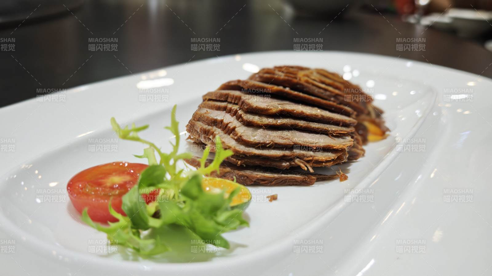 精致烤肉配番茄