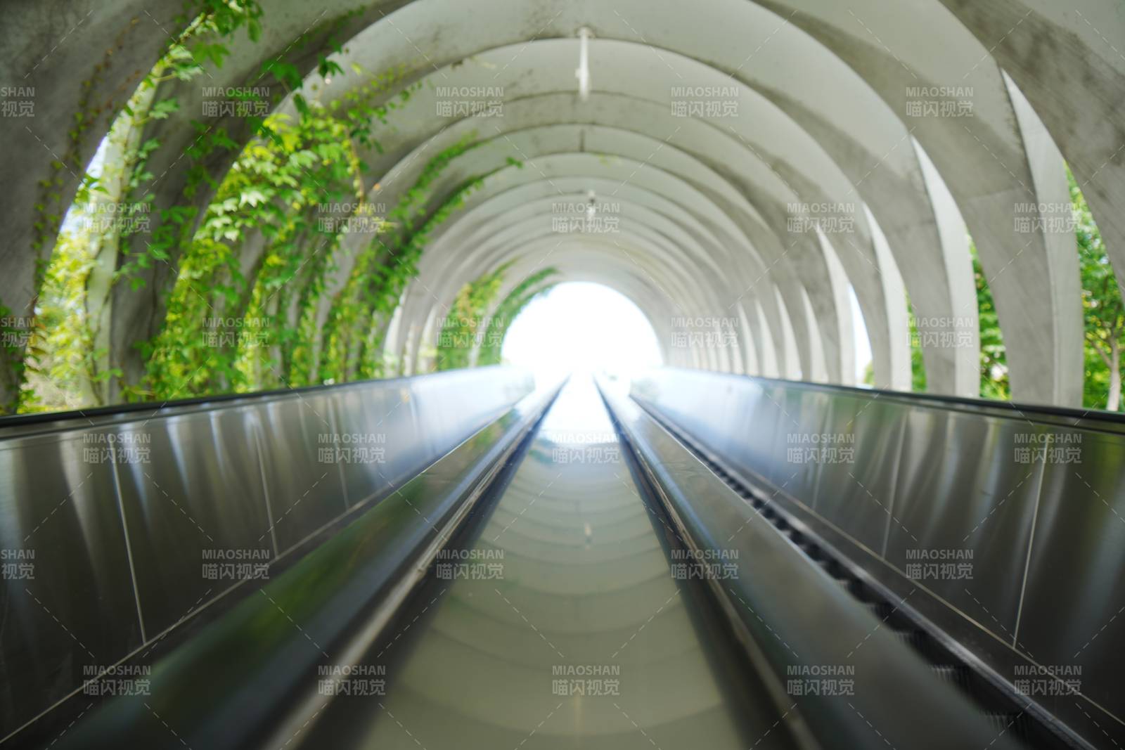 扶梯隧道盡頭