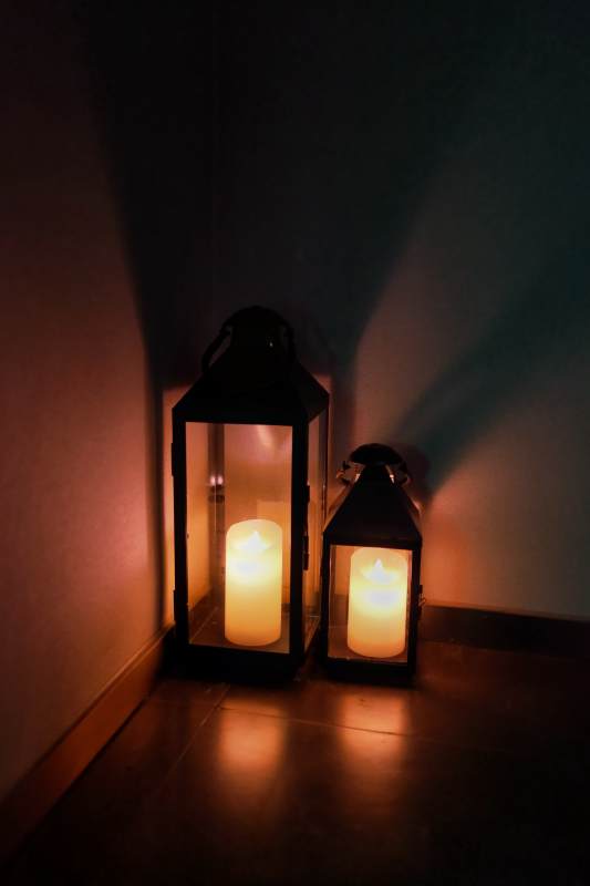 暗夜中的溫暖燭光