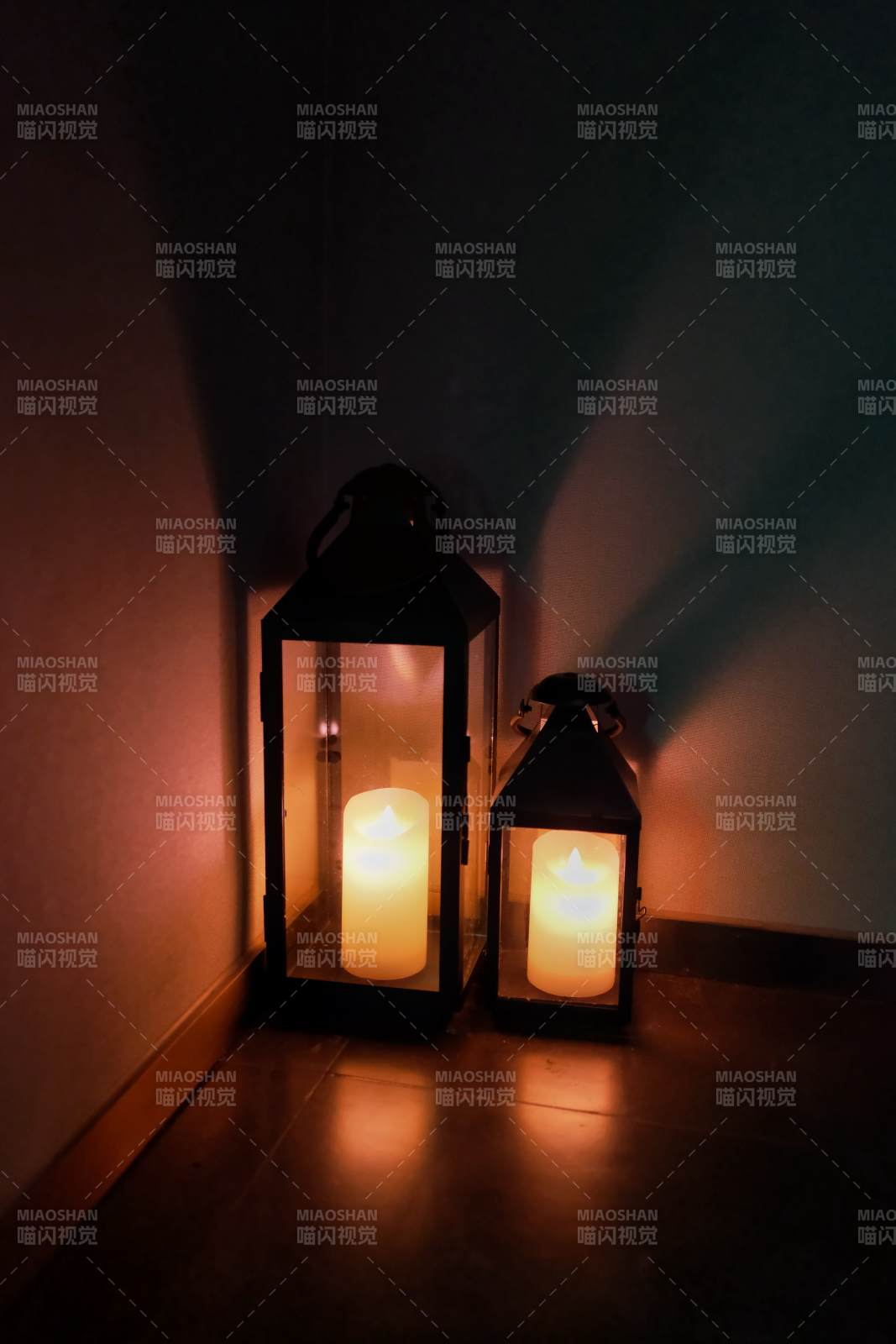 暗夜中的溫暖燭光