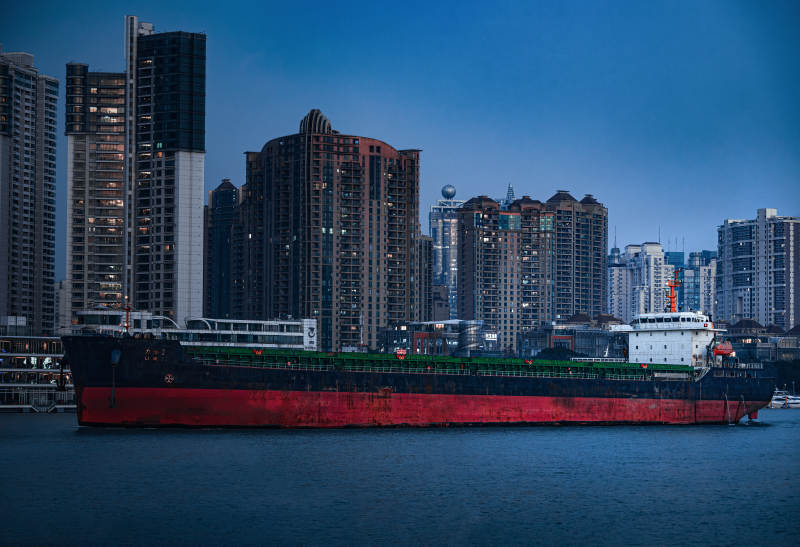 城市夜景中的貨船
