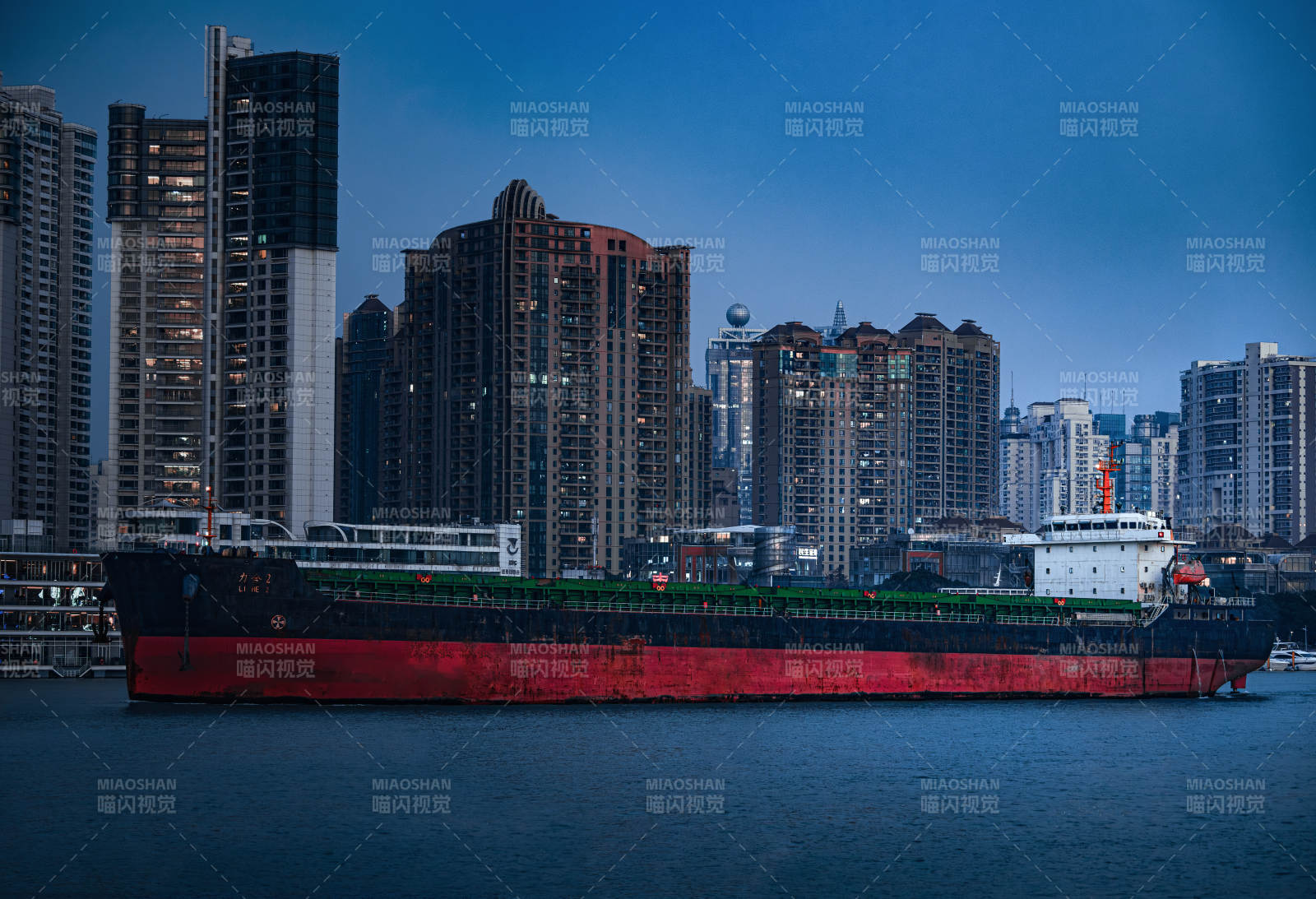 城市夜景中的貨船