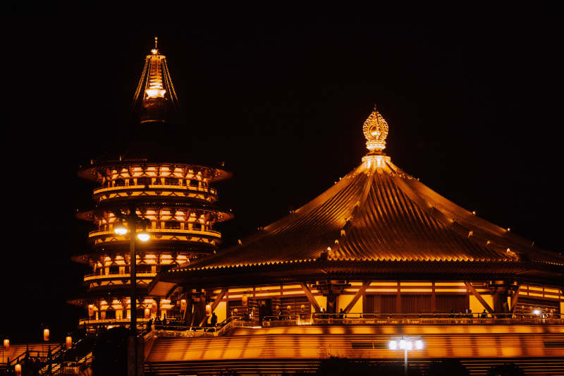 夜色中的古塔與寺廟