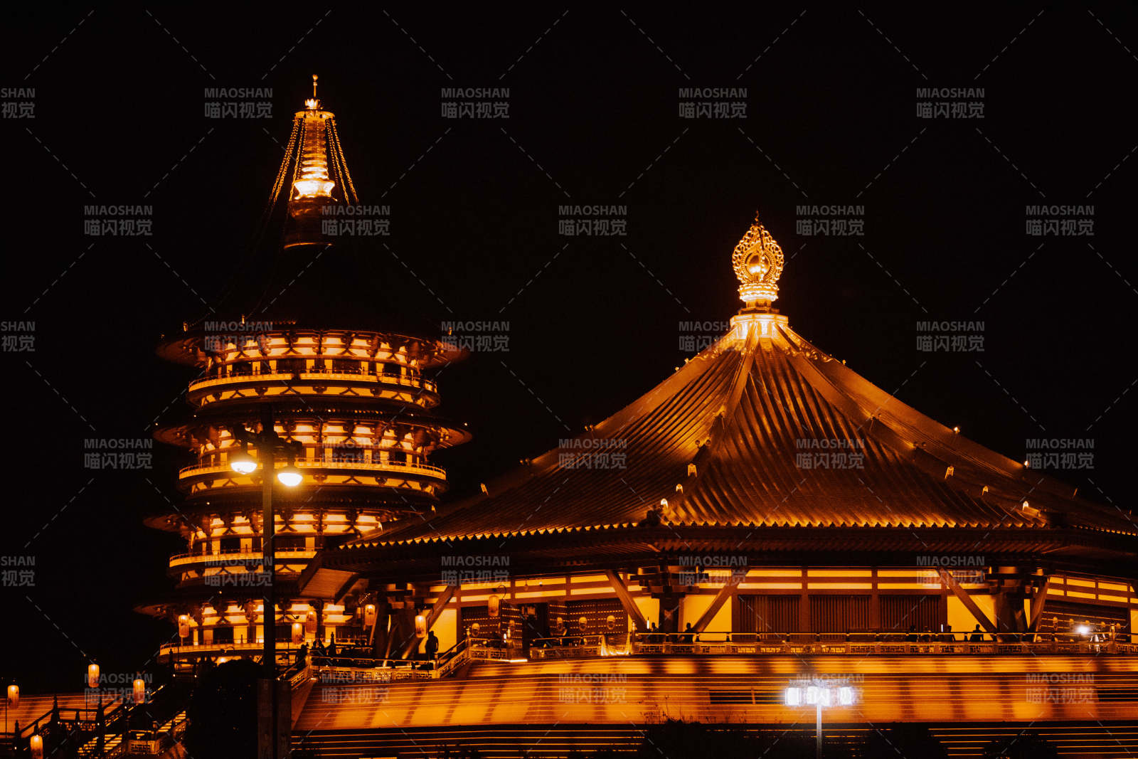 夜色中的古塔與寺廟