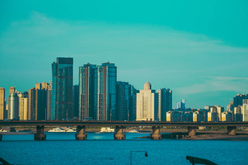 城市天際線與橋梁