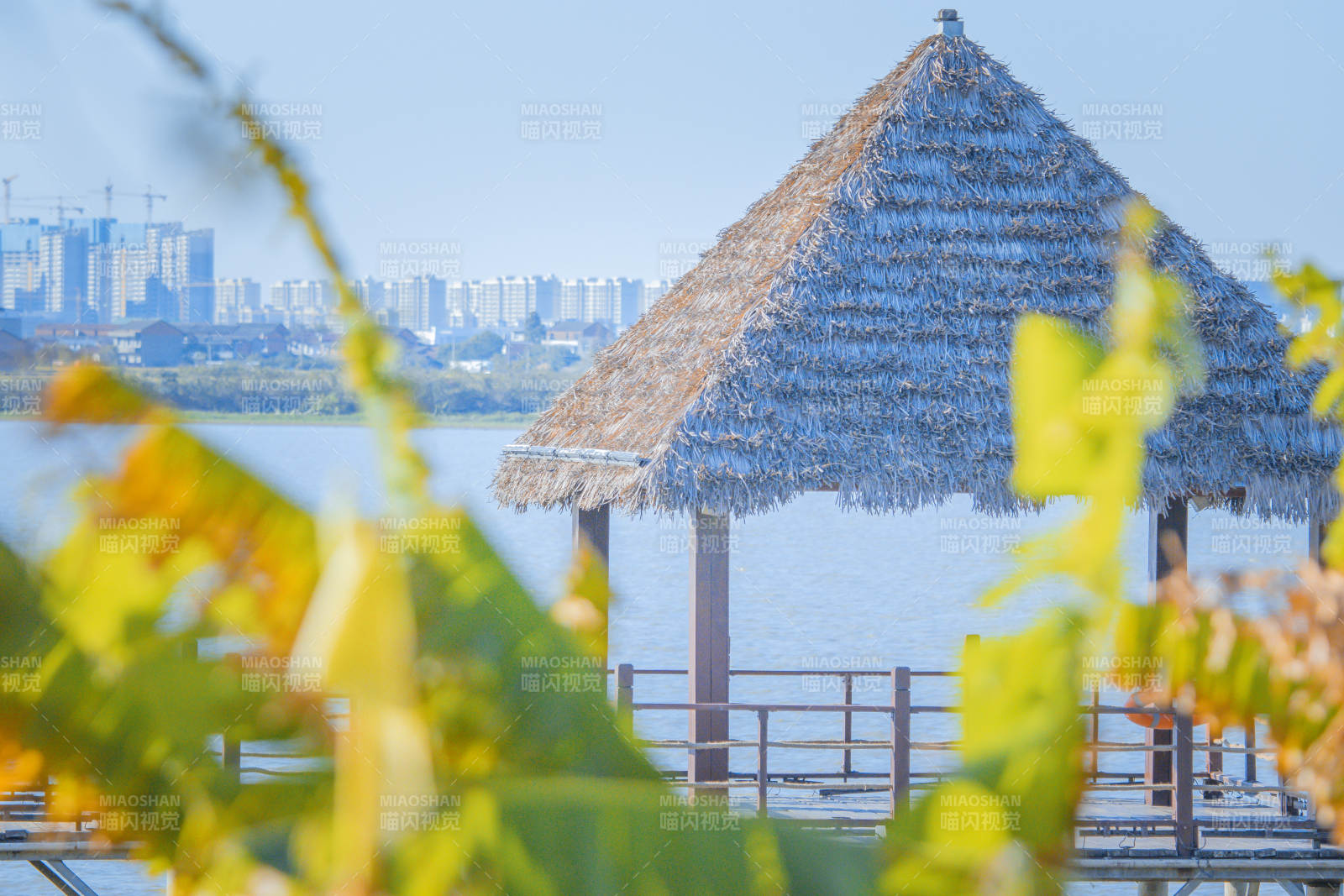 湖畔茅亭秋景圖