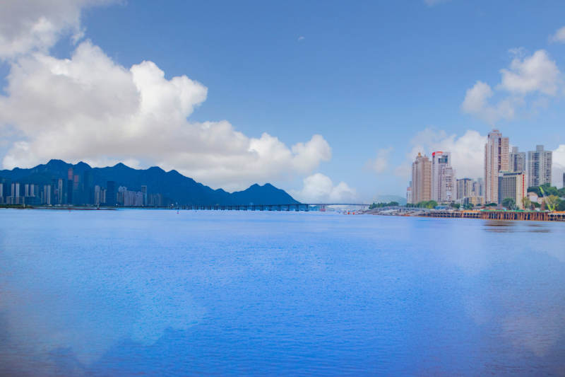 海濱城市與山脈