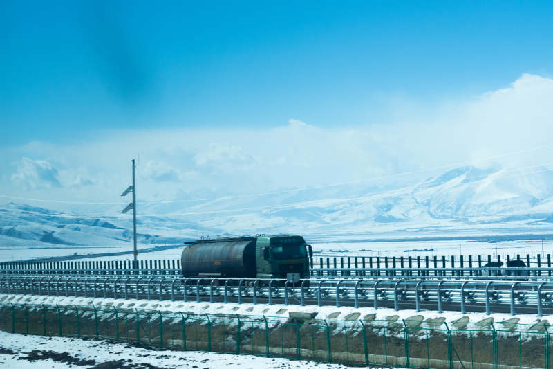 雪原上的卡車