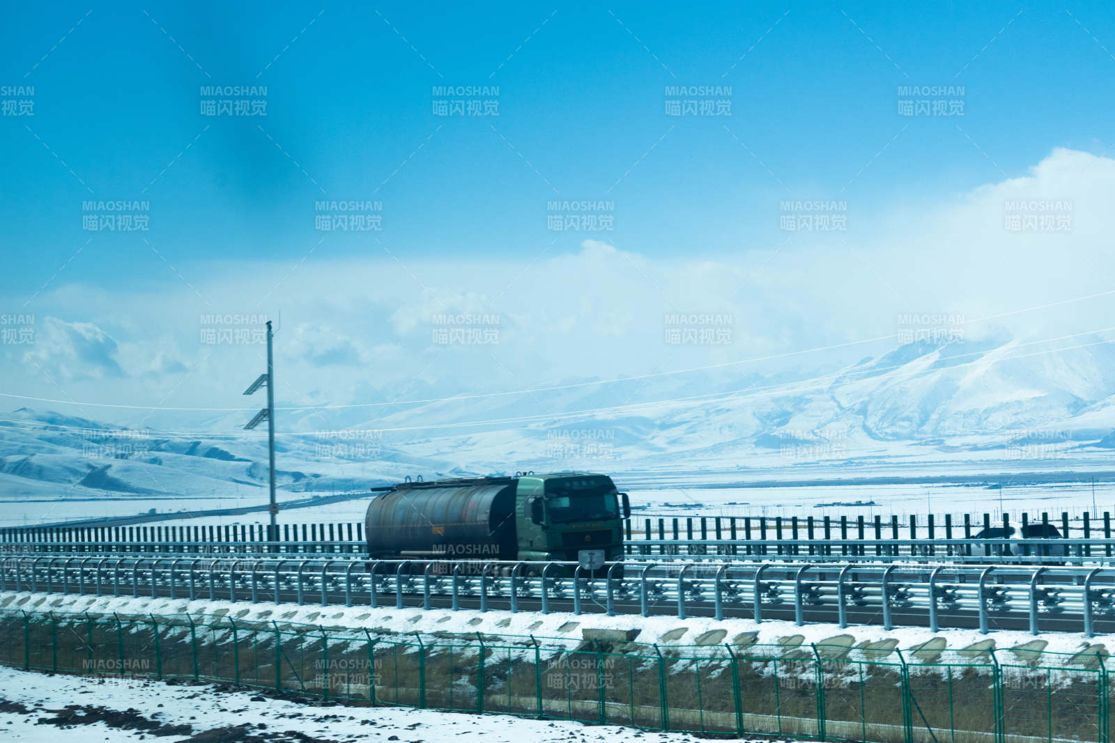 雪原上的卡車