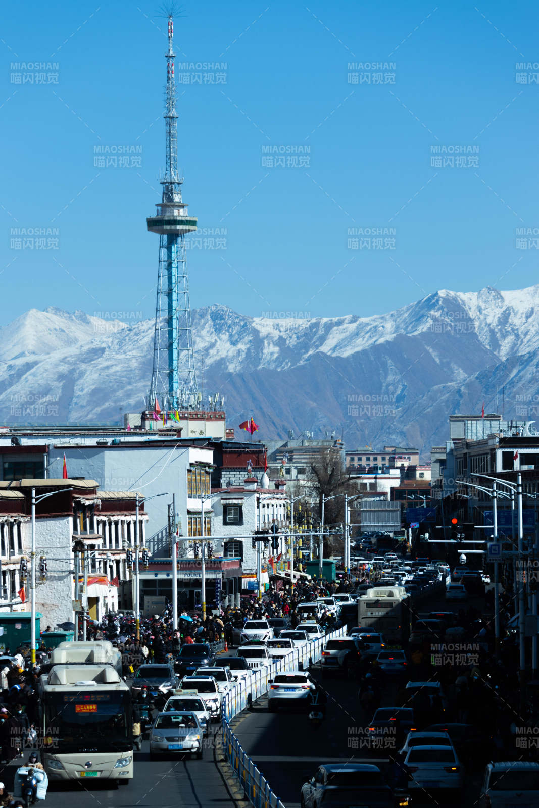 城市街道與雪山背景