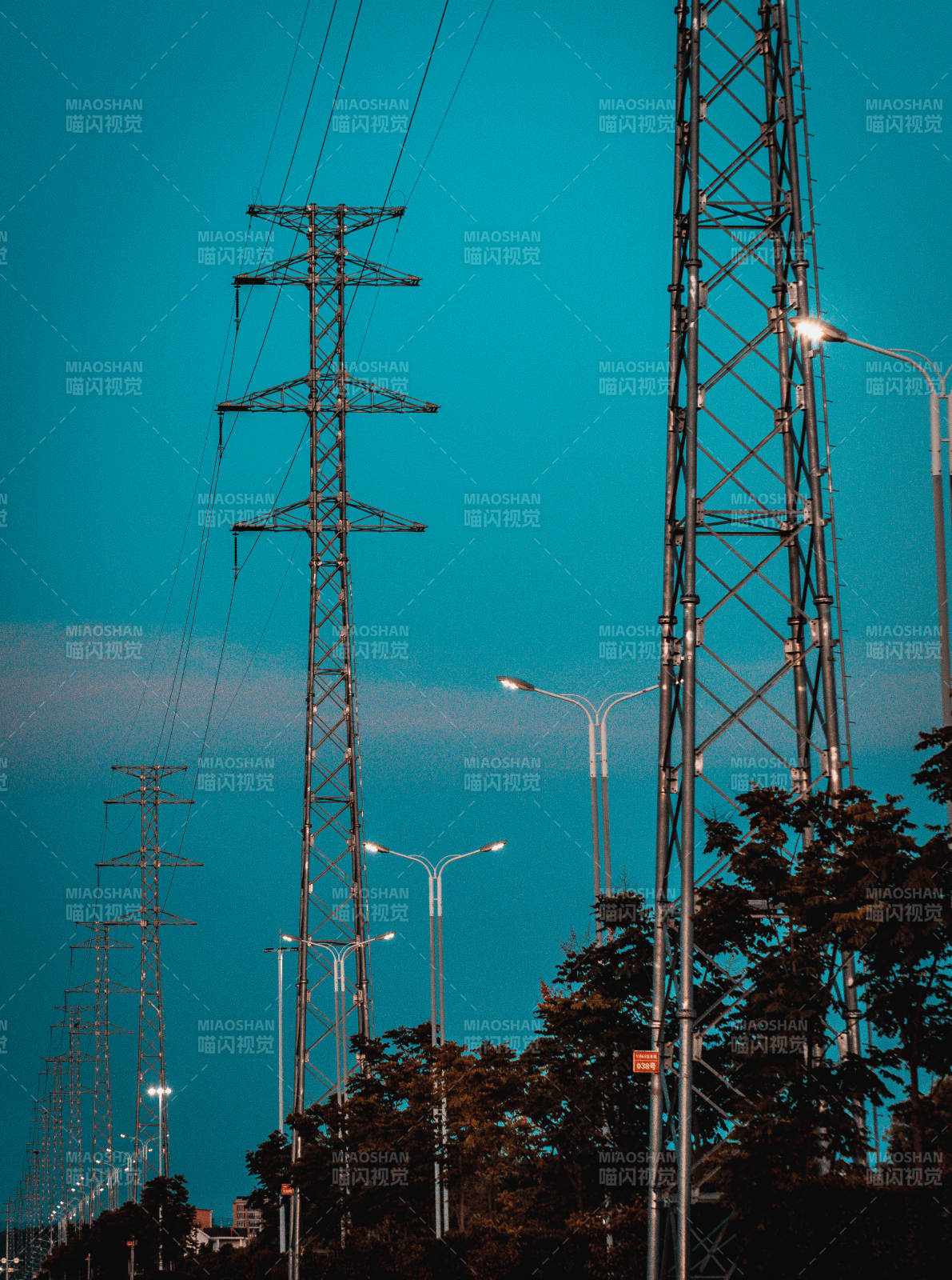 電力線塔與路燈