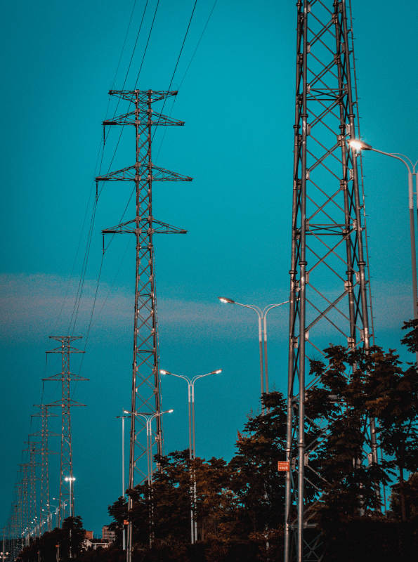 電力線塔與路燈
