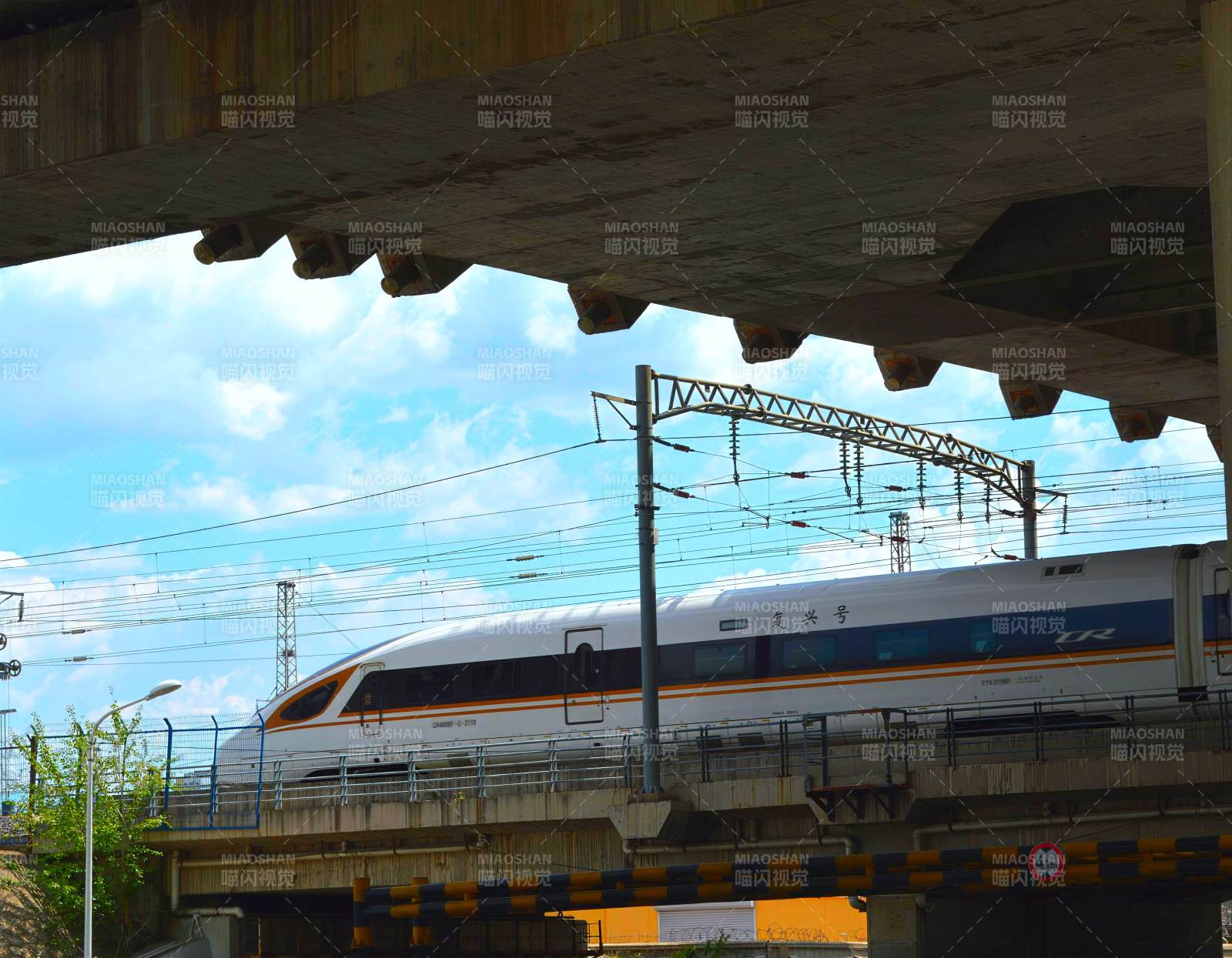 高鐵穿橋
