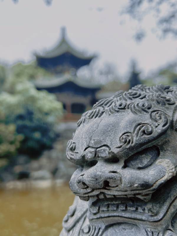 石獅守衛古塔