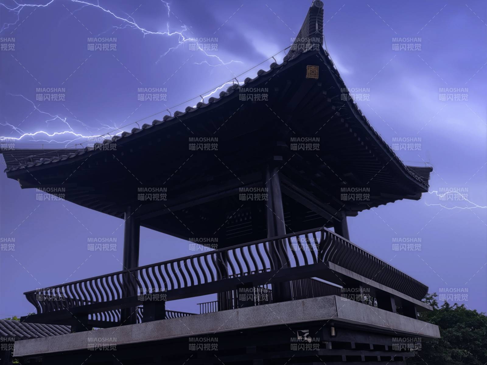 雷雨夜中的古建筑