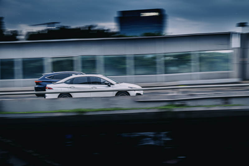 高速公路上的白色轎車