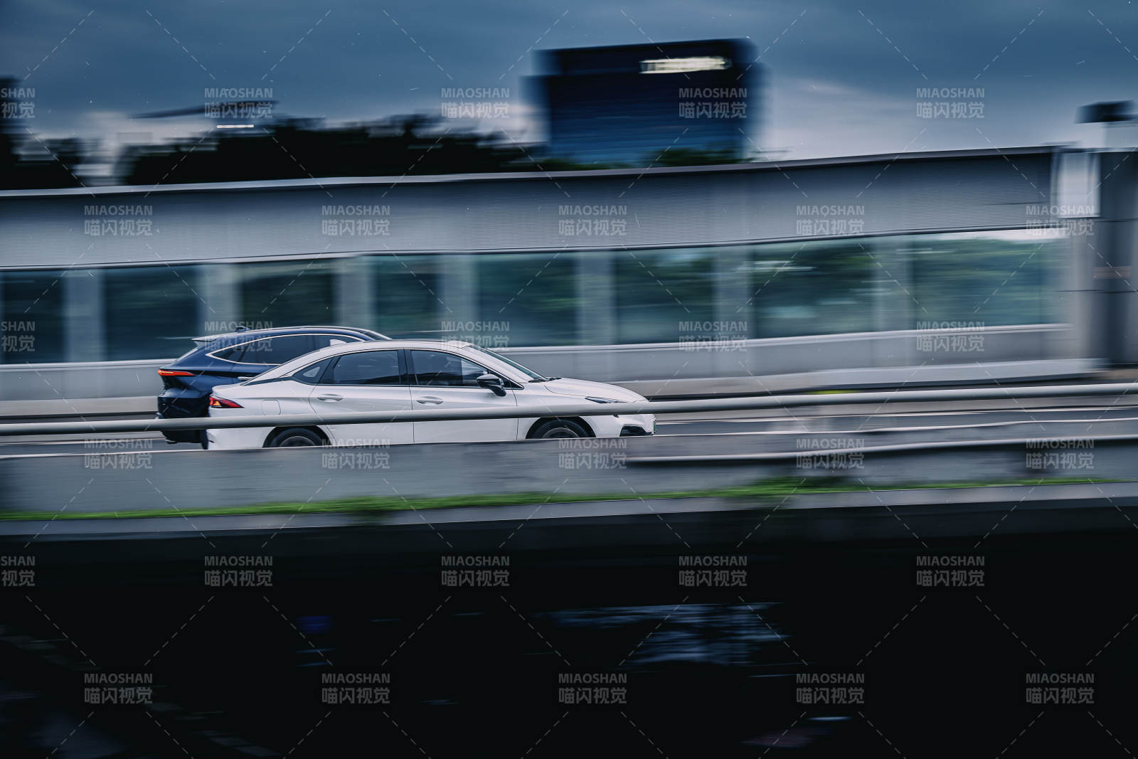 高速公路上的白色轎車