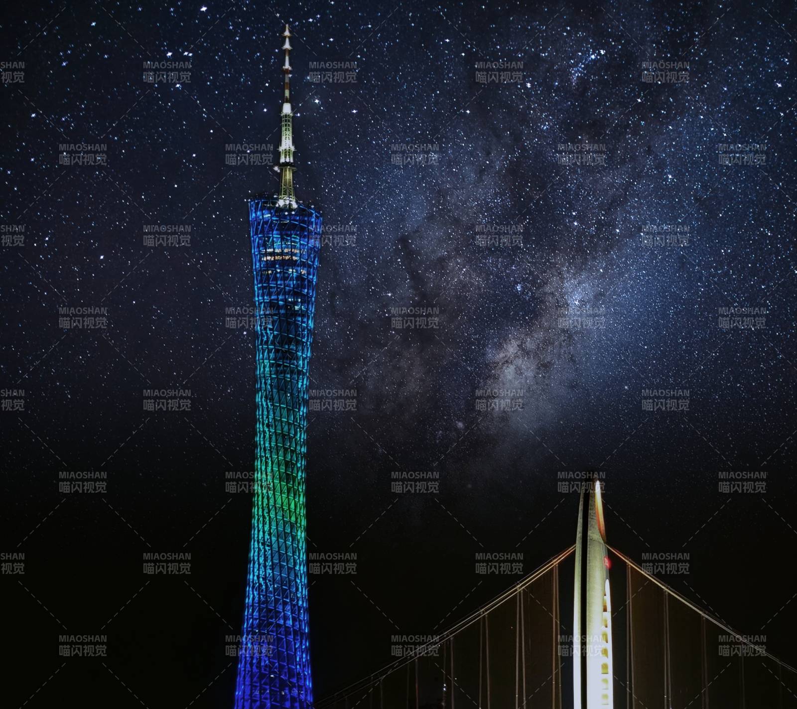 星夜下的彩虹塔
